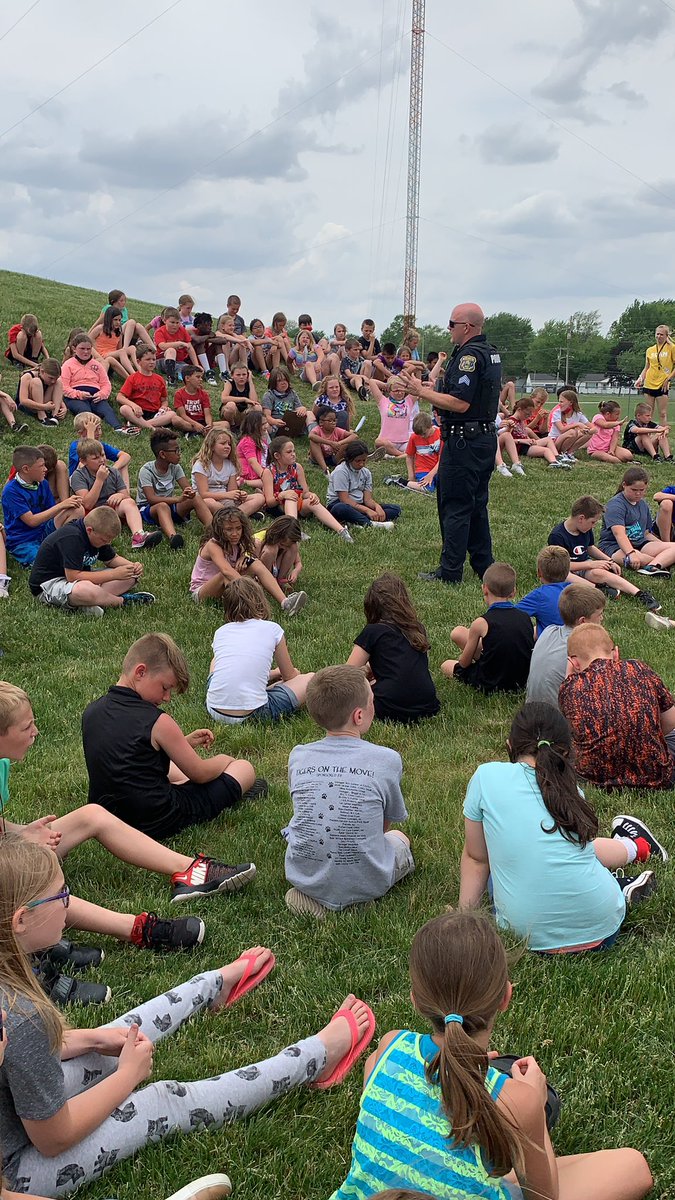 MrsBoneff's tweet photo. Bicycle safety with Officer Baker 🚲🚲 https://t.co/JdDW8r0AdG
