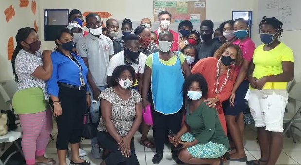 EmbEspHaiti's tweet photo. L'Ambassadeur d'Espagne🇪🇸 a visité le projet de la Coopération Espagnole pour le renforcement des capacités des femmes ouvrières du parc industriel SONAPI. L'Espagne poursuit une politique féministe visant à faire valoir les droits & l'autonomisation des femmes. @AECIDHaiti #CPFO https://t.co/M3maqRy37K