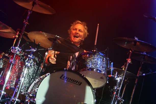 Mattsorumarmy's tweet photo. Great shot of @mattsorum playing with Velvet Revolver at the Nokia Theatre in Times Square, New York City on May 22, 2007

#MattSorum #velvetrevolver #gunsnroses #gnr #rocknroll #hardrock #drummer #drums https://t.co/t4zPEVlXlz
