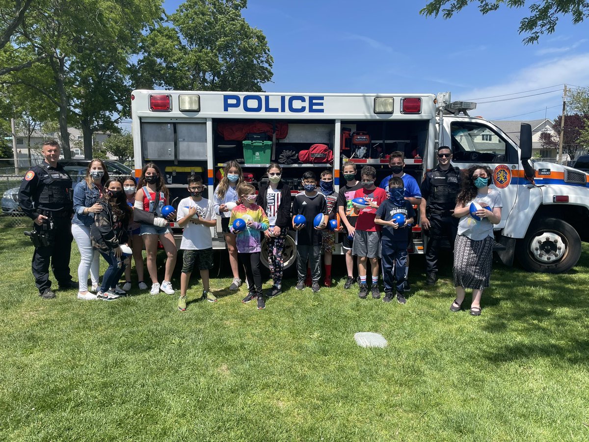 KailaLevitt's tweet photo. Sixth graders had a blast participating in the Police Parade this afternoon. Thank you so much for all you do for our community! #canyoufindMsLevitt @O_School8 @OSchoolsPR https://t.co/av8sjW0LyU
