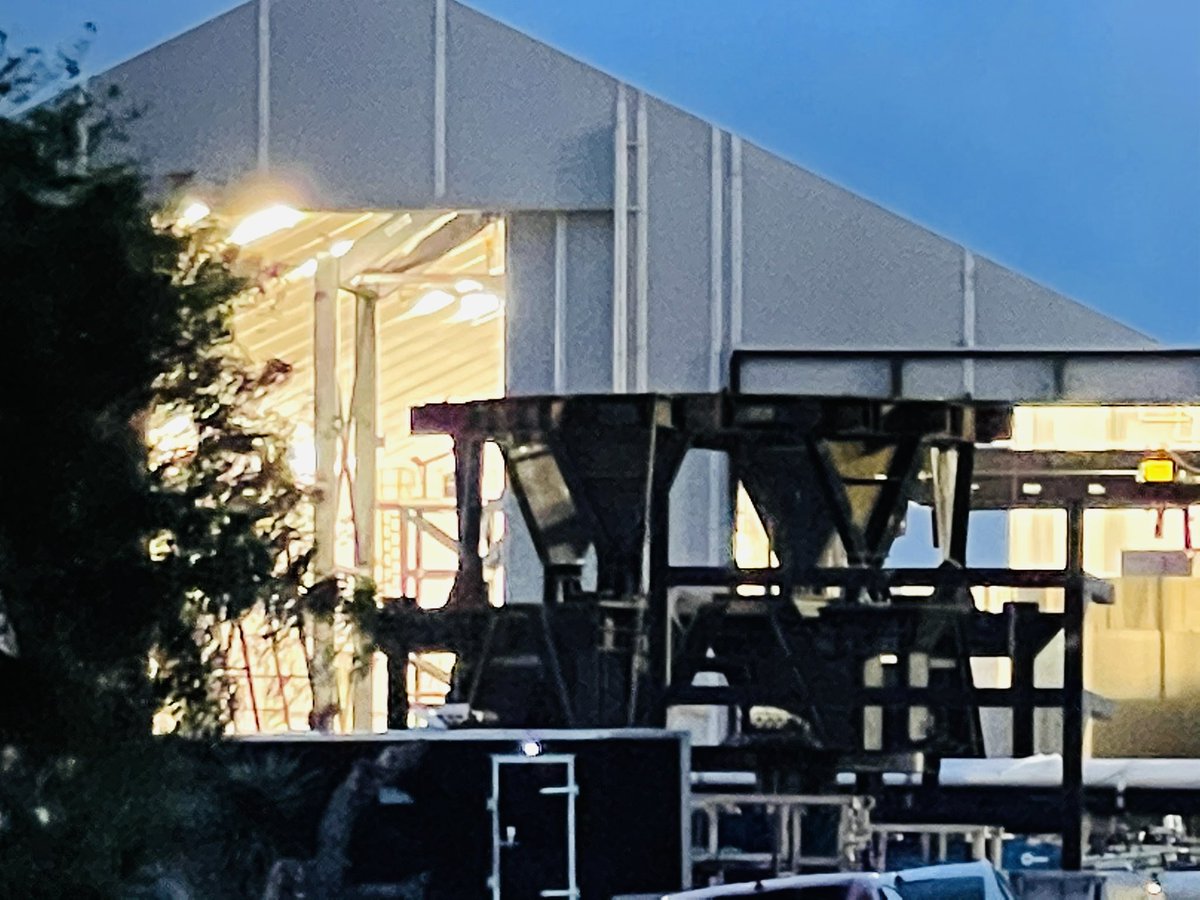 BocachicaMaria1's tweet photo. Cell shots. Nosecone tent at night is awesome to see. If visiting, plan an evening visit and stay till after sunset. #VAB empty. View down #RocketRd. #MidBay full. @DESpaceX @StarshipBoca @Michael10711597 @JohnRand0061 
5.22.21 BCM https://t.co/SPgli5ZUpw