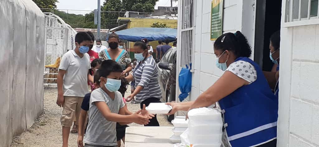 Shibabudz_Cst's tweet photo. En #Orden y precaución Día #2 entrega de 450 almuerzos en Estadio @JuanOrlandoH colonia la Pradera @SEDIS_HN #fuerzaHonduras presente 
#PeaderaCity #SPSSolidaria 
@anagarciacarias @acalidoniohn https://t.co/cIEIlIhix9