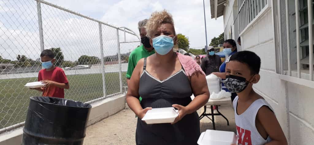 Shibabudz_Cst's tweet photo. En #Orden y precaución Día #2 entrega de 450 almuerzos en Estadio @JuanOrlandoH colonia la Pradera @SEDIS_HN #fuerzaHonduras presente 
#PeaderaCity #SPSSolidaria 
@anagarciacarias @acalidoniohn https://t.co/cIEIlIhix9