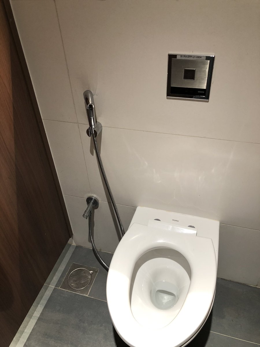 ColoradoCrow's tweet image. @Backsteppers every bathroom in Dubai 🇦🇪