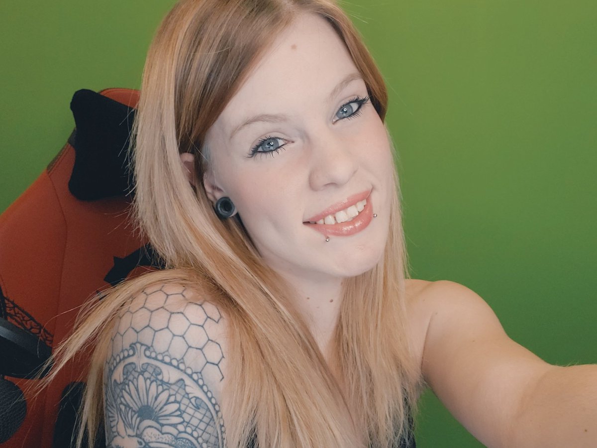 Yesss it's been a minuet since I've posted but I'm still streaming! 
I hit affiliate and have been grinding! Playing some destiny 2 and some isaac this week! I'm ready to be hype and get all the stuffffffs. Come check it out TONIGHT 💋🖤