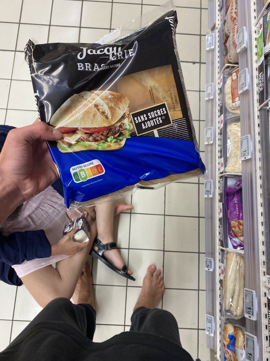 Lawliet_Ilonka's tweet photo. WHAT ?! Je viens d’apprendre une dinguerie, voici la dinguerie :   Nous venons de trouver les sandwich de @McDonaldsFrance dans les rayons de Leclerc, MCDONALD effectue du dropshipping  en achetant les BigMag et autres Hambargar  de leclerc pour les revendre + CHER https://t.co/u4azwlxkRG