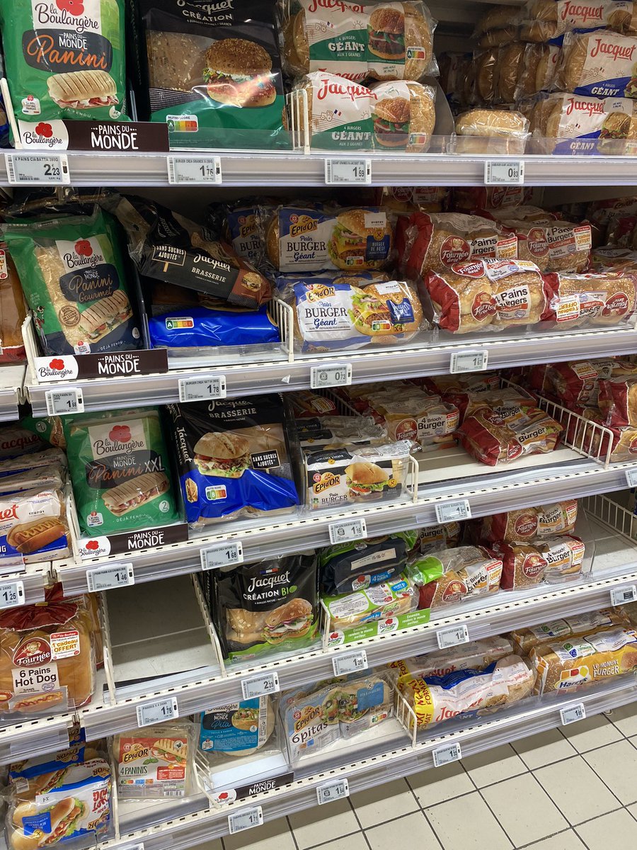 Lawliet_Ilonka's tweet photo. WHAT ?! Je viens d’apprendre une dinguerie, voici la dinguerie :   Nous venons de trouver les sandwich de @McDonaldsFrance dans les rayons de Leclerc, MCDONALD effectue du dropshipping  en achetant les BigMag et autres Hambargar  de leclerc pour les revendre + CHER https://t.co/u4azwlxkRG