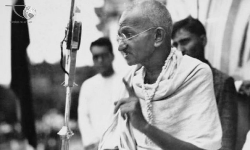 Gandhi'ye göre dünyanın 8 hatası :

1- Ahlaksız ticaret.
2- İlkesiz siyaset.
3- Niteliksiz eğitim.
4- Emeksiz zenginlik.
5- Vicdansız haz.
6- İnsaniyetsiz bilim.
7- Gösterişe dayalı ibadet.
8- Kanunsuz adalet.