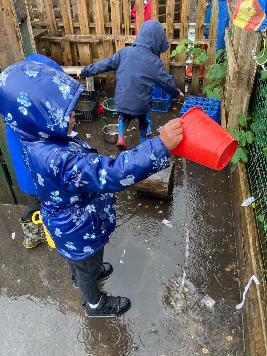 Glaisp's tweet photo. Learning about climate change starts with learning about weather. Learning about weather starts with getting wet feet. #scienceand technology #ethicalandinformed #welovepuddles #foundationphase https://t.co/JsGOC7SmqR