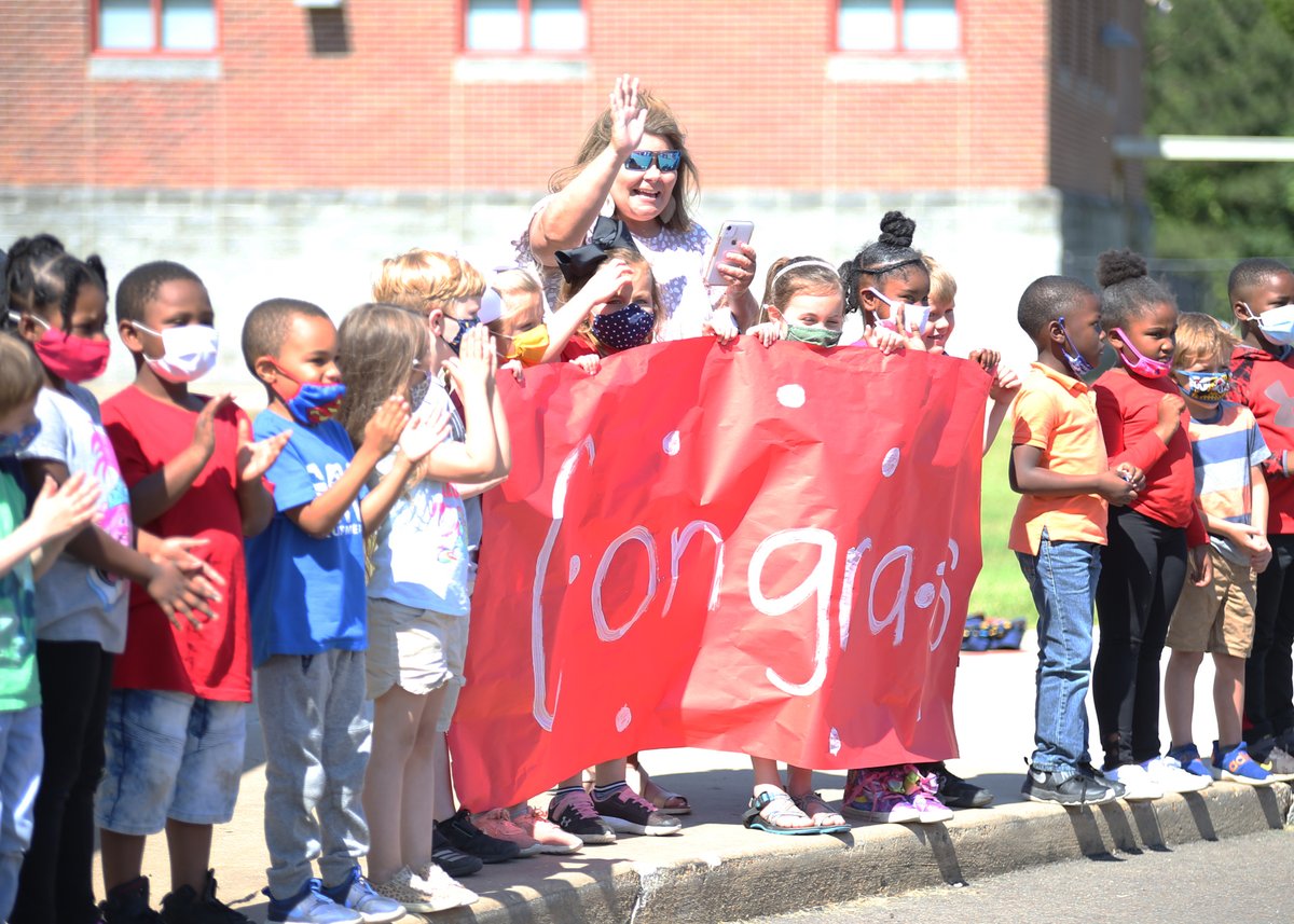 ClintonSchools's tweet photo. (GALLERY) Senior Cap and Gown Parade on Arrow Drive https://t.co/tC7pEyLqMU https://t.co/WojloCSMxM
