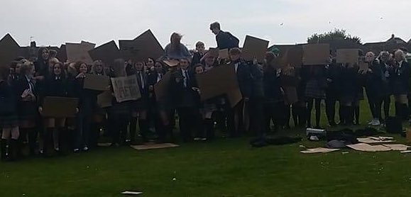 steve_townshend's tweet photo. Students stage their own protest at TTC. Teachers on strike today. Parents join in. Lots of feeling about AET, none of it good! @cyclingkev @MaryBoustedNEU @NEUnion @antiacademies @labourlewis @mrsacky #TTC #AETOUT https://t.co/zNzT1recNc