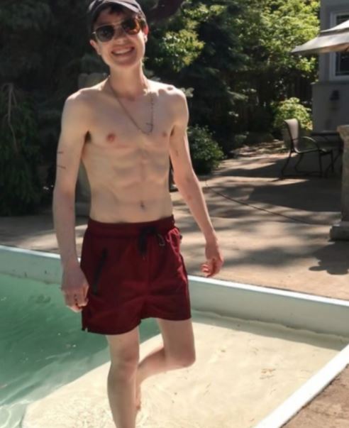 “Primer traje de baño de este bebé trans”, es el mensaje del actor, Elliot Page, quien compartió su primera fotografía en redes sociales como hombre transgénero tras realizarse la mastectomía.