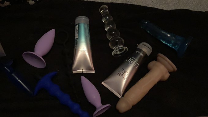 When the roommate is away, Em shall play! Look forward to some new content from yours truly 💕💕 #gape<a href="/tag/toys"class="tags"><span>#toys</span></a><a href="/tag/anal"class="tags"><span>#anal</span></a><a href="/tag/lube"class="tags"><span>#lube</span></a><a href="/tag/gape"class="tags"><span>#gape</span></a><a href="/tag/fart"class="tags"><span>#fart</span></a>