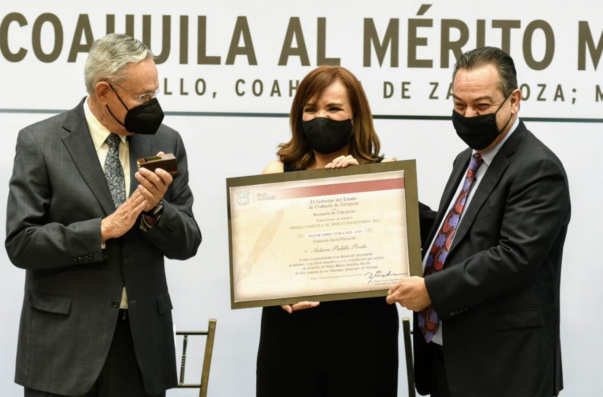 SegobCoahuila's tweet photo. En representación del Gobernador @mrikelme, el Secretario @F_DeLasFuentes hizo entrega de la Presea al Mérito Magisterial a maestras destacadas. Hoy #Coahuila avanza en el retorno a las escuelas, gracias a la responsabilidad, empeño y compromiso del magisterio coahuilense. https://t.co/UTKHcUv8oe