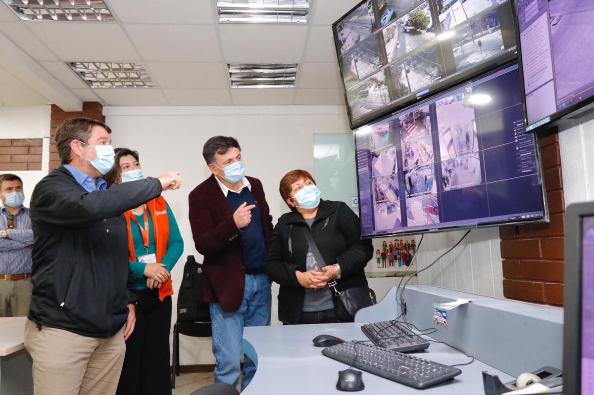Las grandes ideas se aplauden y se replican. En #LoPrado el alcalde <a href="/maxriosg/">Maximiliano Ríos G.</a> creó la 1era Unión Comunal de Seguridad compuesta por 50 Comités de seguridad ciudadana. Visitamos la Sala de cámaras, financiadas Gob Regional. Ahora a crear Uniónes comunales de Seg y una Regional