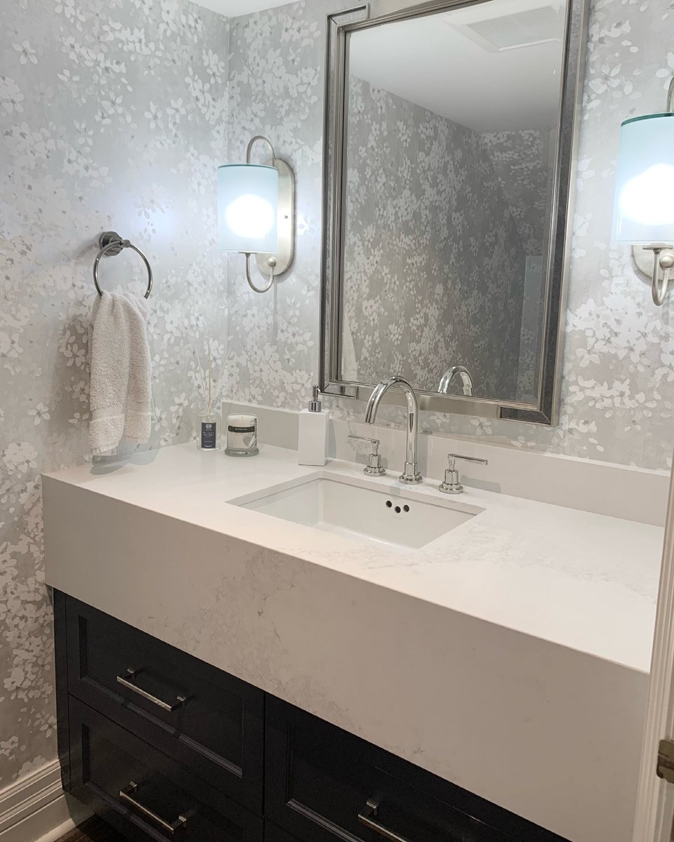 We are so happy with how this gorgeous powder room turned out! Details in a small space make all the difference ✨
#ygk #interiordesign