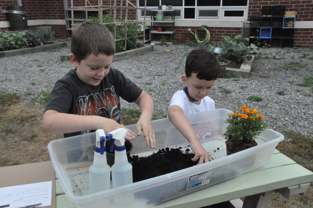 KevinRickard4's tweet image. How do plants stop erosion. That was the topic this morning in the garden. And they got to make mud castles to test it. So much fun and dirty hands. @HRichardson_VB @SeeDotWilson @MsDurio @wkamaubell #vbalwayslearning