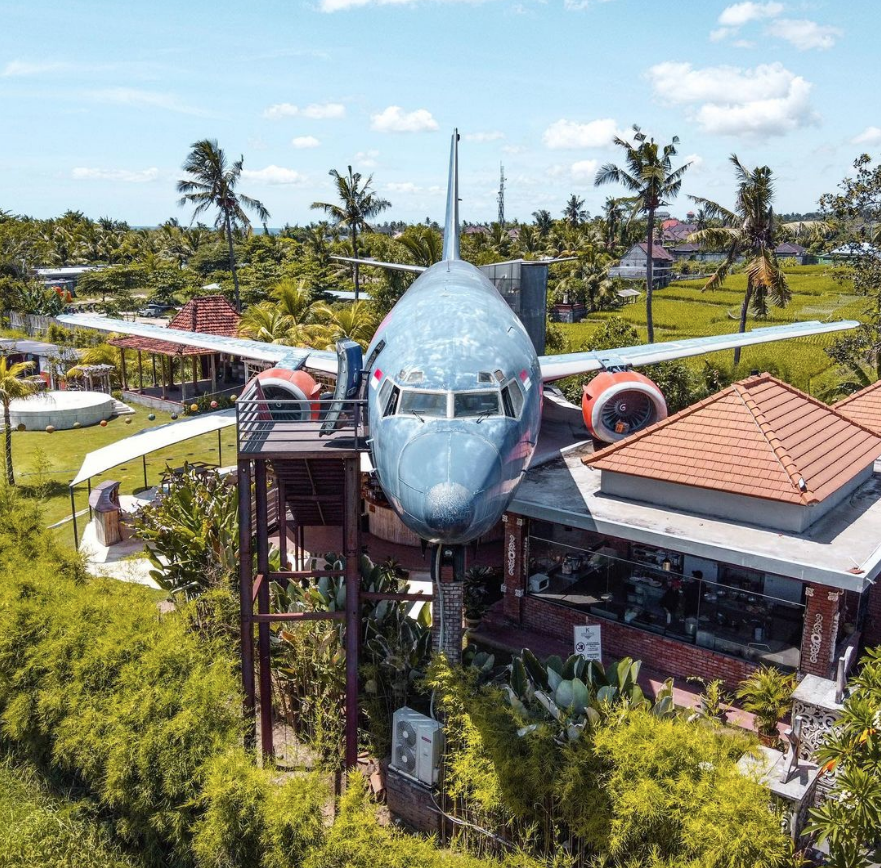 JetCandyTravel's tweet photo. Now THIS is our kind of restaurant! Located in #Bali, Keramas Aero Park is an "abandoned" airplane turned eaterie serving western-balinese fusion. 📸 Fantastic pic by photographer Sylvia M. #JetCandy #FlyWithJetCandy #NoJetLagHere #SayGoodbyeToJetLag #TastyTuesday #TravelTuesday https://t.co/axfSgenloc