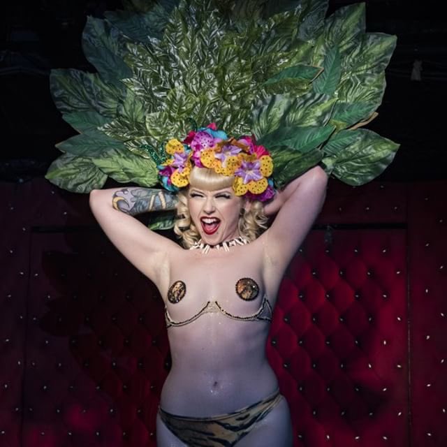 AlainaRoseLee's tweet photo. Hey friends, did you hear, it’s #TikiTuesday! 🌺🤘🏻🌺
Photography 📸: @imbroimages
Outfit, accessories and fans: @tikileidy
•
•
#tikituesday #tikipinup #burlesque #tikiaf #tikileidy #burlesquelifeisthebestlife #dlsburlesque #harvelleslb #pinup https://t.co/S9oi5c0zgl