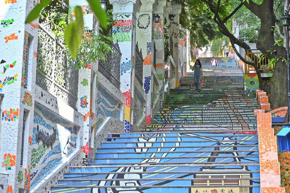 justsmmpro's tweet photo. In China’s mountainous Chongqing municipality, colorful art is adding a pinch of fun to ordinary roads. https://t.co/3SFW5NCRhl