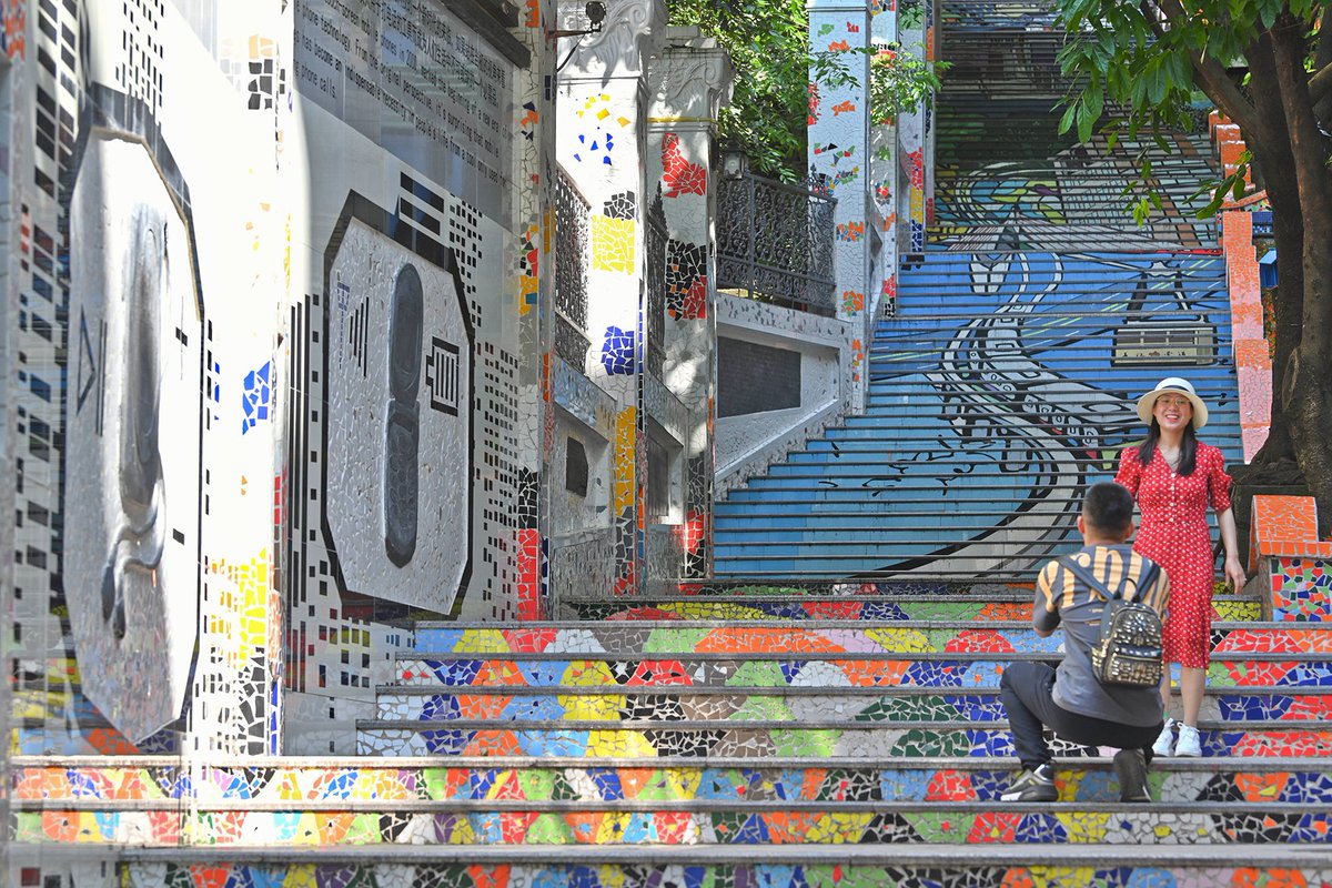 justsmmpro's tweet photo. In China’s mountainous Chongqing municipality, colorful art is adding a pinch of fun to ordinary roads. https://t.co/3SFW5NCRhl