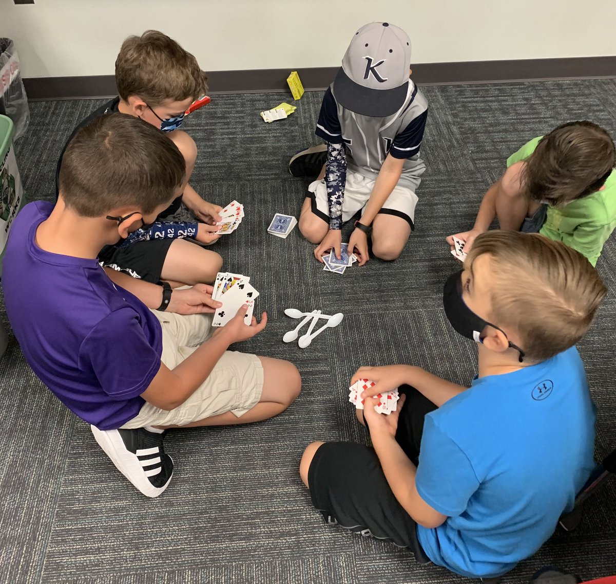 MsDant2_WLES's tweet image. Strategic minds at work! The giggling makes my day! @WillisLaneES #gamedayfun