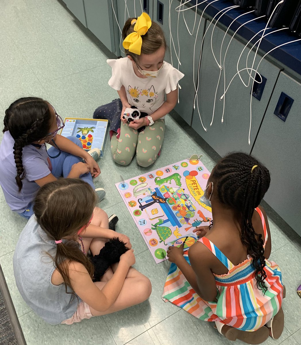 MsDant2_WLES's tweet image. Strategic minds at work! The giggling makes my day! @WillisLaneES #gamedayfun