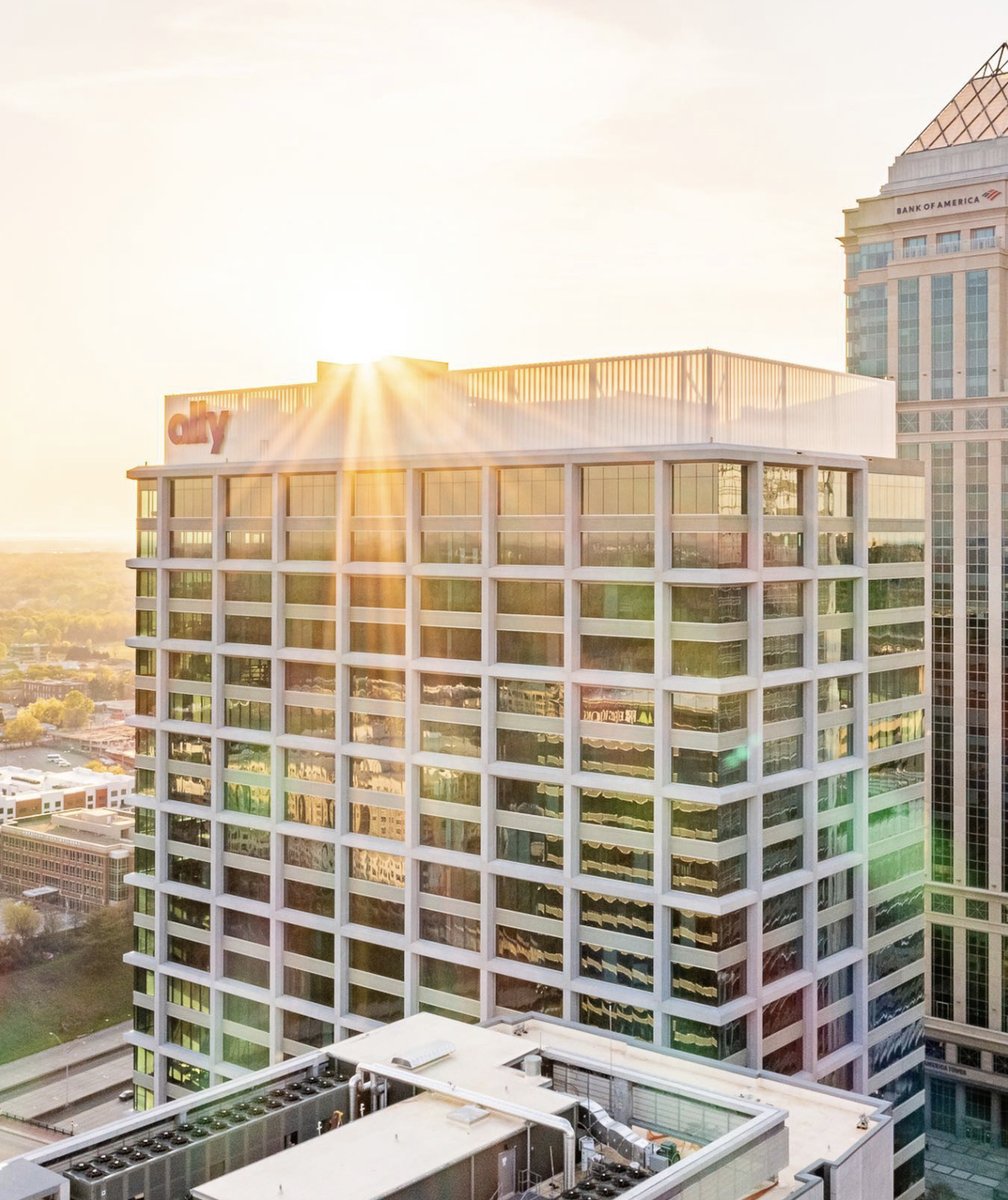 Golden hour in <a href="/GoUptownCLT/">Uptown Charlotte</a>. 🌇

#AllyCharlotteCenter

📸: Myles Gelbach