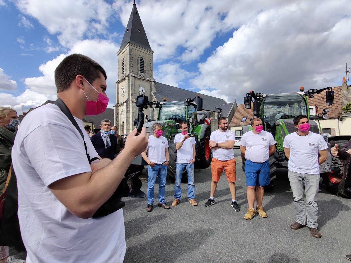 Indre36's tweet photo. 🚜5 agriculteurs, stars des réseaux sociaux, viennent d'achever leur "Tracteur Tour" ce soir à #Luant dans l'#Indre. Pendant 6 jours, les Agriyoutubeurs ont parcouru 800 km à la rencontre de la population pour parler de leur métier d'agriculteur. https://t.co/953aQJPIxj