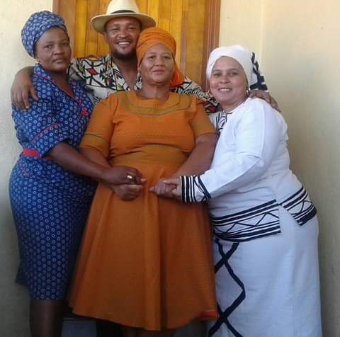 Benedick_M_Louw's tweet photo. With my sister-in-law's. #CulturalConfluence #AfricaDay https://t.co/uuDRledLC3