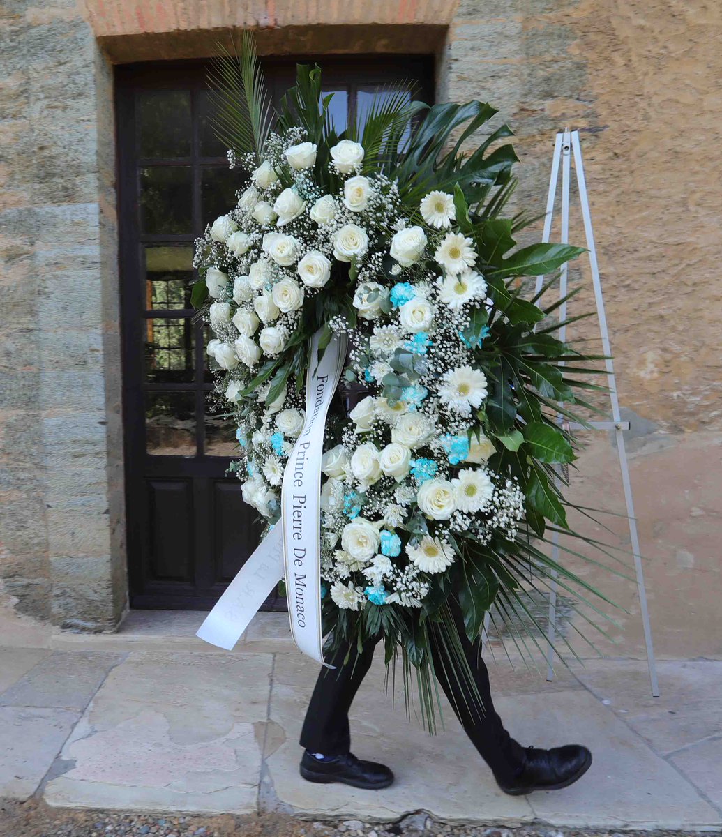 LuisdelaMata's tweet photo. #VillafrancadelBierzo despide en plena primavera al maestro #CristobalHalffter en #Bierzo . DEP https://t.co/emAbSm1Iy1