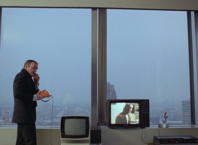 和泉萌香 Moeka Izumi ファスビンダーの 第三世代 冒頭にブレッソンの たぶん悪魔が 映像で膝を打つ 言葉が氾濫する映画は悪い意味では無く息が詰まるが音楽のように感じられてくると陶酔する