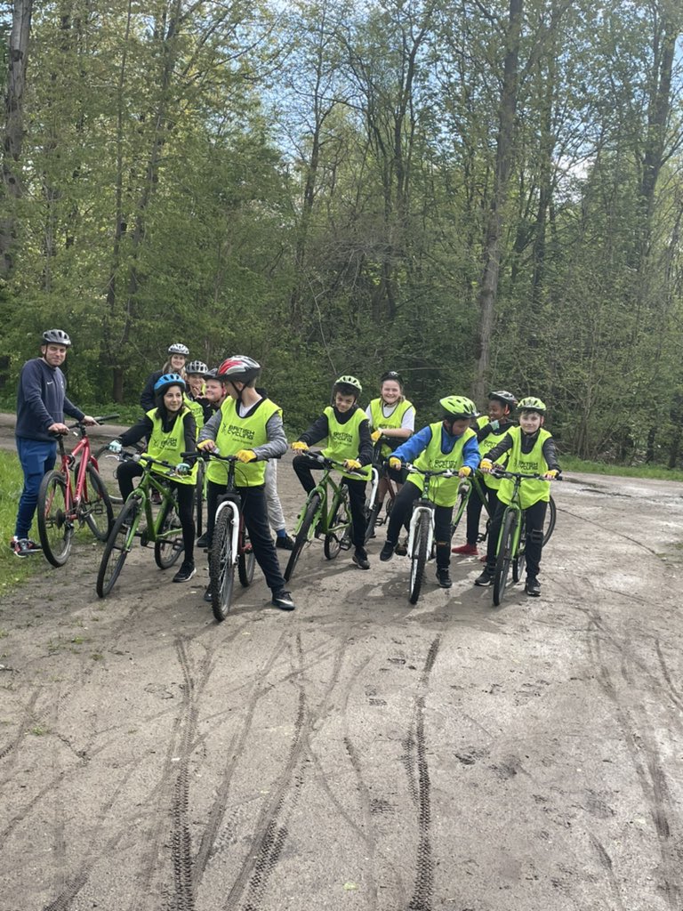 River_ViewPS's tweet photo. Year 6 cycling club. 🚴🏽♂️ #River_View #salfordschools #schoolscycling #drinkwaterpark https://t.co/YI81Dpr4Zj