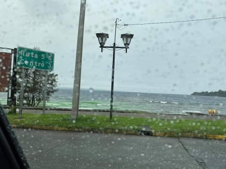 EarthquakeChil1's tweet image. URGENTE LLANQUIHUE CHILE 🇨🇱
A esta hora seguidores me informan preocupados al color verde fluorescente de las aguas en las orillas del lago Llanquihue. 
Estare ampliando esta información.