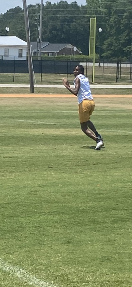 LCcoachcook15's tweet photo. Awesome to have Tylashia Cooper at spring practice today. One of the top rated girls basketball players in the country with over 30 D1 offers. #athletesplaymultiplesports https://t.co/HCpWdqNiwK