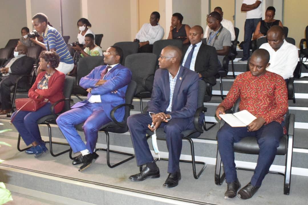 RTNBurundi's tweet photo. #JMTSI Dans le cadre de la célébration de la journée mondiale des télécommunicat° et de la société de l'informat° édit° 2021 qui sera célébrée le 27 mai au Burundi, le ministre en charge des télécommunications @NIJIMBEREMarie1 visite les sociétés @EconetBurundi et @SmartBurundi1. https://t.co/kl8Kr3c6pW