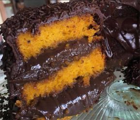 food_porn17's tweet photo. Bolo de cenoura recheado com brigadeiro https://t.co/aSFGKfFcoz