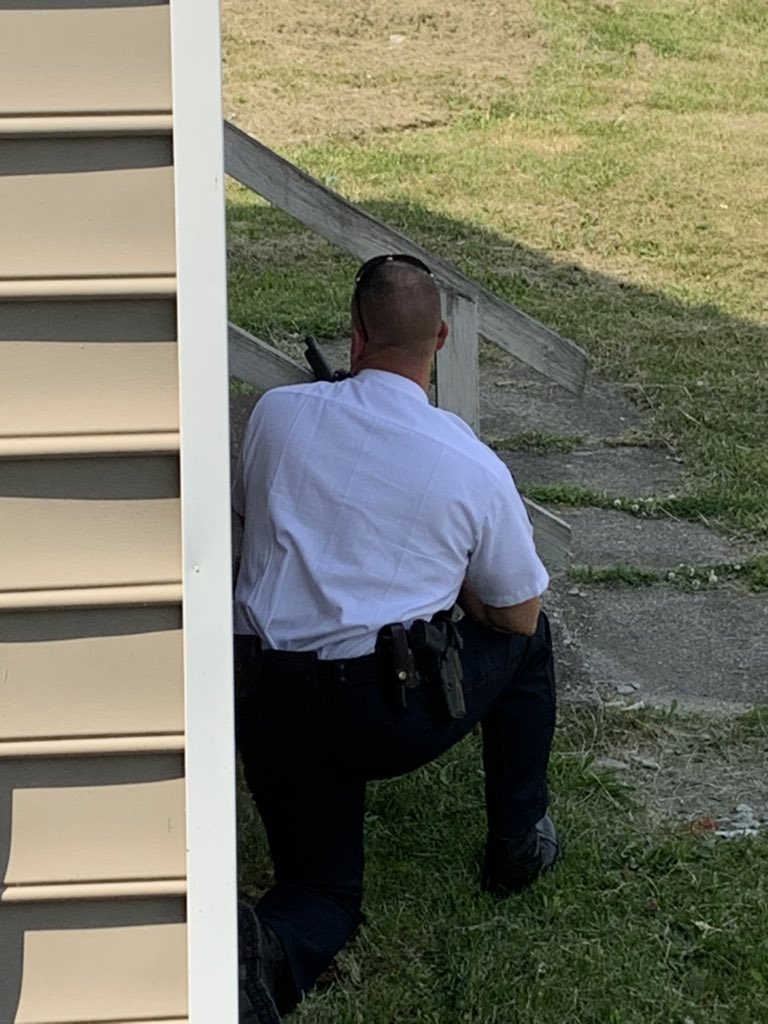 StatehouseM's tweet photo. Multiple shotgun armed #columbuspd officers aiming at a house calling for someone to come out https://t.co/MuOJHhv7bT