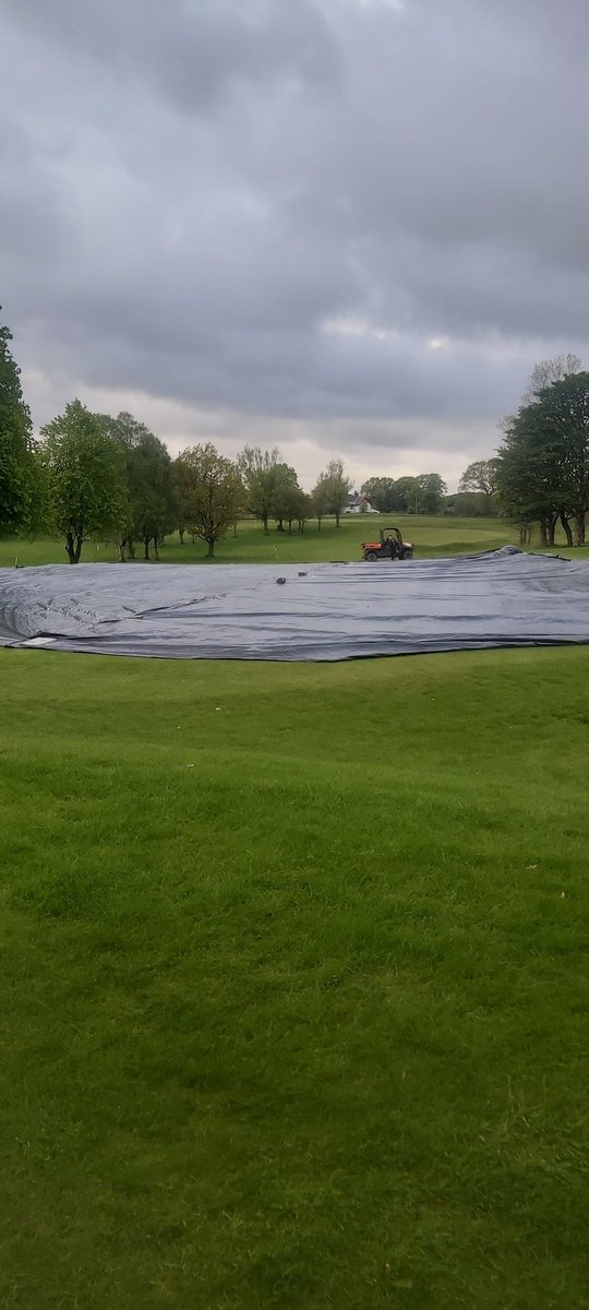 pgcgolf's tweet photo. 18th green covered @PleasingtonGolf ready for the leather jacket gods to do their thing 🙌🙏 https://t.co/cYxGKh7Ttc