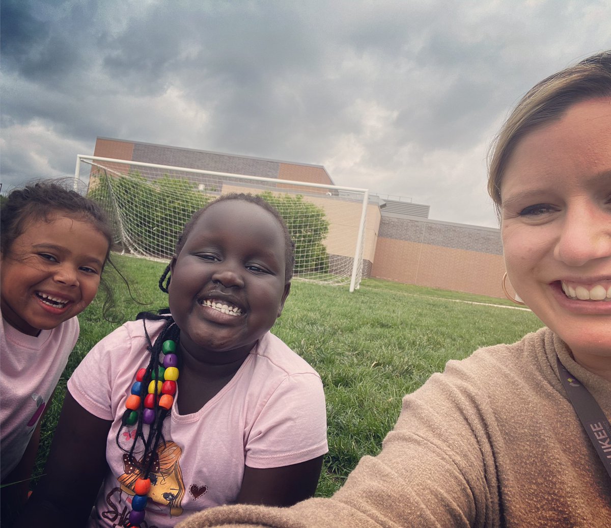 AnnaMTaggart's tweet photo. Having a “grass picnic” at recess with these little kindergarten loves today! https://t.co/FM5EKTTp4F