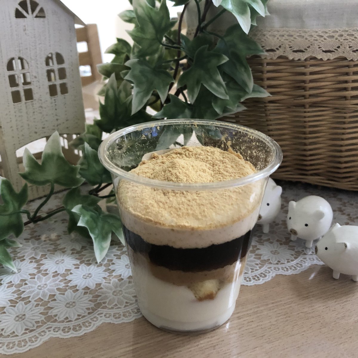 LAW_f0916's tweet photo. 【和パフェ 黒蜜きな粉 (¥285)】

開けた瞬間の香ばしいきな粉の香り🐭✨
その下には、きな粉のクリーム、黒蜜ゼリー、
きな粉ムース、ミルクゼリーの層が
それぞれ食感も違って楽しいだがす！

#ウチカフェ #コンビニスイーツ #LTF狭山鵜ノ木店 https://t.co/ZxKcNCjY9z