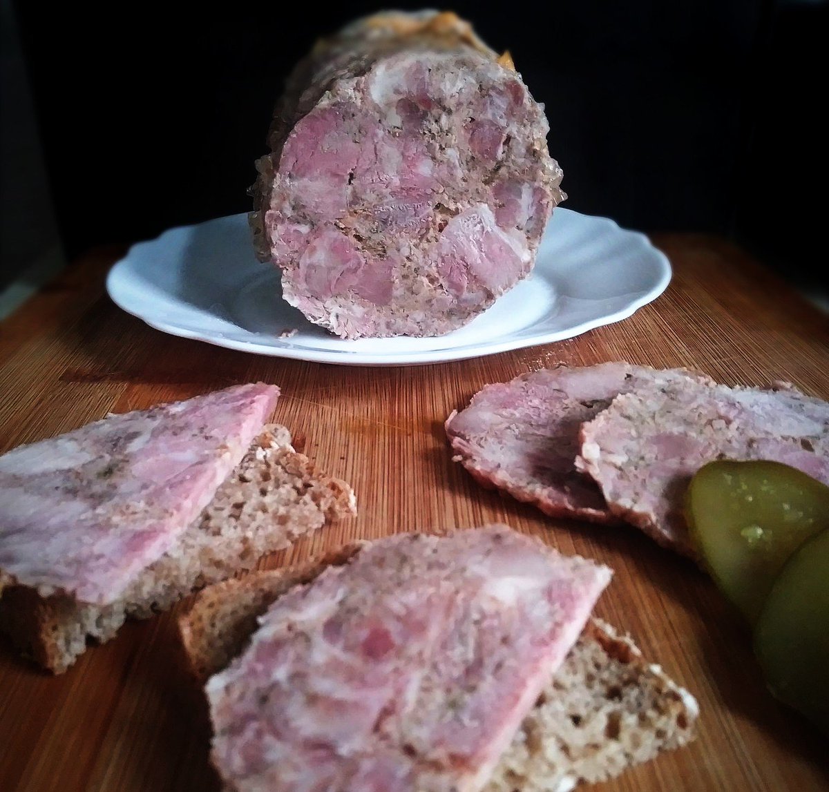 magiczn_kuchnia's tweet image. Aromatyczna karkówka z szynkowaru magiakasi.blogspot.com/2021/05/aromat… 

#domowe #wyroby #karkówka #szynkowar