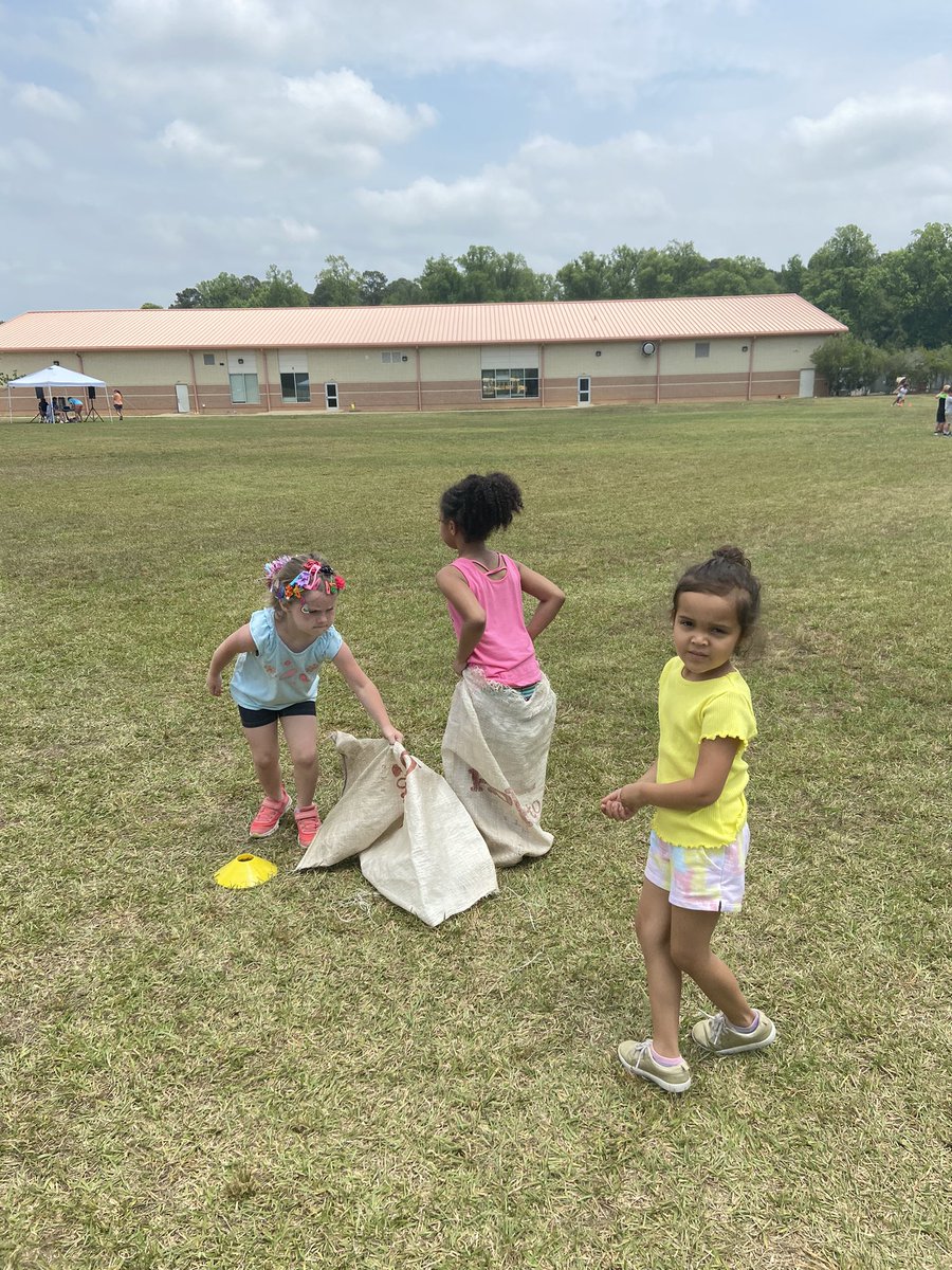 When virtual kindergarteners can have Fun together in the sun! #FunInTheSun #drespride <a href="/DRESPTO/">DIXONROADPTO</a> <a href="/DixonRoadElem/">DixonRoadDragonflies</a> <a href="/Kenbenet/">Kenneth Bennett</a> <a href="/AscreedAmy/">Amy Creed</a>