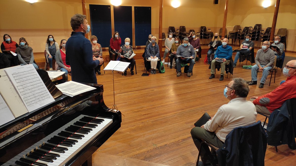 Som a #Sant_Hilari_Sacalm cobrint l'assaig de la Coral Veus Alegres a la Sala Noble dins l'edifici de la Cooperativa.

Ben aviat us oferirem el més destacat al web de La Selva TV.