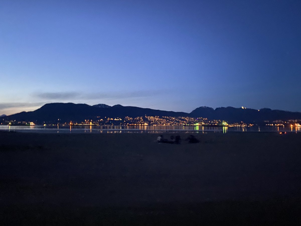 thebatmobike's tweet photo. May 3rd. The city just before and just after sunset on a clear night. https://t.co/xhzgMcFOZm