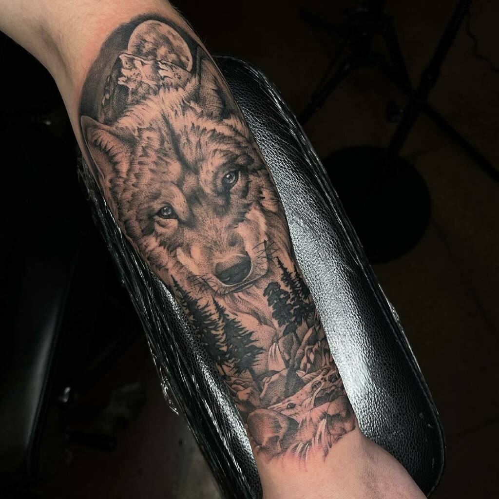 RyanFutterman's tweet image. Did this dope #wolf piece the other day. Can’t wait to finish the half sleeve. 

.
.
Link in bio to book an appointment. Message me for info. 
#tattoo #blackandgrey #tattoos #tattooed #tattooer #tattooart #tattoodesign #tattooing #tattooflash #tattooarti… instagr.am/p/CPTqszCjPf4/