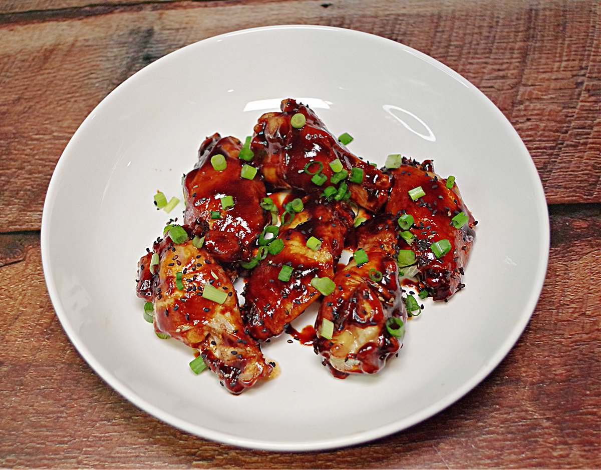 WeekdayKitchen's tweet photo. Honey, black garlic, sesame oil, and Gochujang combine for a sauce that is maximized for umami-bomb-i-ness. These are the perfect balance of sweet, heat, and just a little something different! 🐔

Recipe here 

https://t.co/DkAOpsijza https://t.co/y6zvtjhEAf
