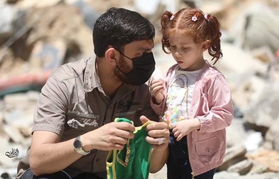 الطفلة "ماريا" من غزة، فقدت أمها وجميع أخوتها خلال العدوان على غزة.

بدأت قصتها عندما تعرض منزلها لغارات عنيفة، ودُمر فوق رؤوسهم.

بحثوا عنها بين الأنقاض فلم يجدوها، فإذا بعناية الله تتلقفها، حيث طارت من شدة القصف، وسقطت على الأرض دون أن تصاب بأذى، رغم أنها تسكن في الطابق الثالث!