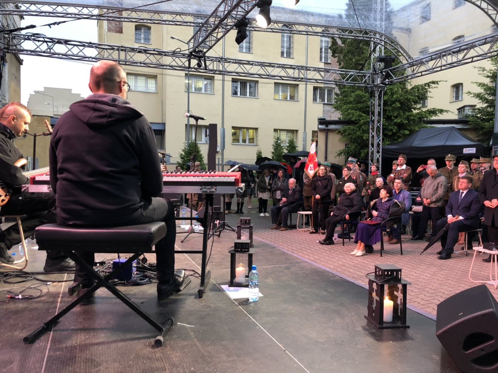 MEN_GOVPL's tweet photo. Uroczysty koncert zespołu #Forteca, w @MuzeumWykletych ku czci Rotmistrza Witolda Pileckiego, z udziałem wiceministra edukacji i nauki @TRzymkowski. #Pilecki https://t.co/chkdoKjNUu
