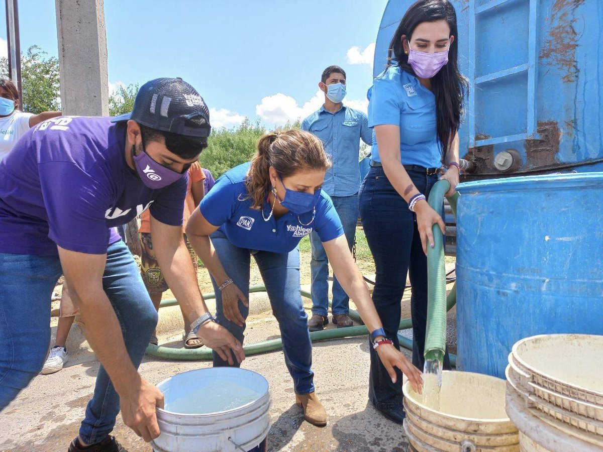 YahleelAbdalaC's tweet photo. Fuimos a la #ColoniaPrimavera atendiendo la petición de los vecinos, estamos llegando a cada zona de #NuevoLaredo para contribuir a que nuestra ciudad siga de pie. Les invito a continuar ayudando a quienes lo necesitan. https://t.co/8syfu8ysFY